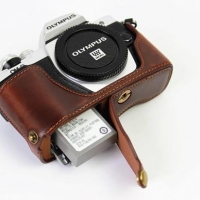 เคสกล้อง Olympus OMD EM10 II สีน้ำตาลเข้ม หนังpu