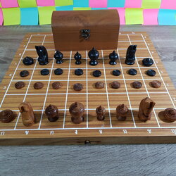 ชุดหมากรุกไทยตัวไม้มาตฐานพร้อมกระดานไม้พับได้ช่อง5x5และหีบทรงสี่เหลี่ยม(ขนาดกระดาน45x44cm.)
