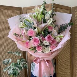 ช่อลิลลี่และกุหลาบชมพู