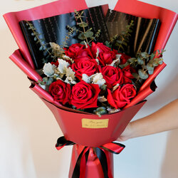 ช่อกุหลาบแดง ห่อช่อโทนแดงดำ