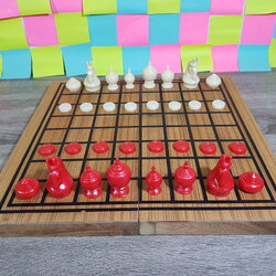 ชุดหมากรุกไทยพลาสติกสีแดงและสีขาวพร้อมกระดานไม้