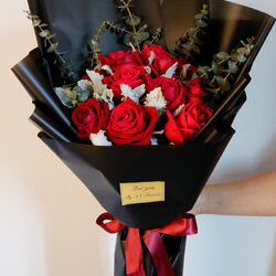 ช่อดอกไม้ ช่อกุหลาบแดงห่อช่อสีดำ