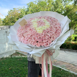 ช่อกุหลาบ100ดอก ทำตัวอักษรด้านใน