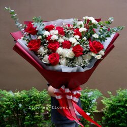 ช่อกุหลาบแดงผสมกุหลาบขาว