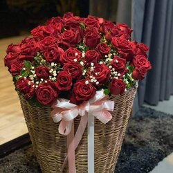 ดอกกุหลาบแดงในตระกร้าขนาดใหญ่