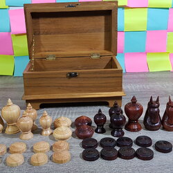 ตัวหมากรุกไทยชุดราเธยะพร้อมกล่องหีบทรงสี่เหลี่ยมไม้สัก