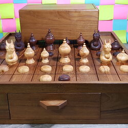 ชุดหมากรุกไทยคาณฑีวะพร้อมกระดานลิ้นชักไม้และกล่องไม้แบบมีช่อง