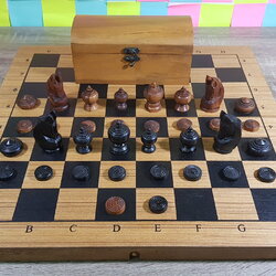 ชุดกระดานไม้ขนาดใหญ่มีตัวอักษรและตัวหมากรุกไทยไม้สักพร้อมกล่องเก็บ