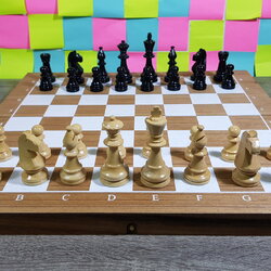 ชุดหมากรุุกสากลตัวไม้แบบเบาสีดำและสีเนื้อพร้อมกระดานช่อง5x5cm.