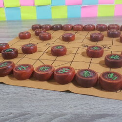 ชุดหมากรุกจีนตัวไม้จันแดงพร้อมกระดานผ้าหนังPVC