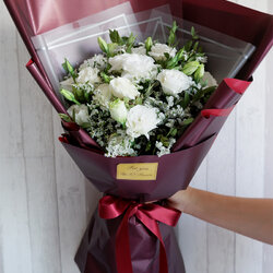 ช่อดอกไม้ ช่อไรเซ็นทัสขาว ห่อช่อสีแดงเข้ม