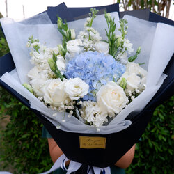 ช่อดอกไม้ ช่อกุหลาบขาวไฮเดรเยียฟ้า ช่อใหญ่