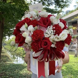 Flowers box ดอกไม้โทนสีแดงขาว