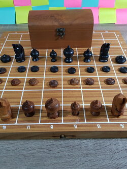 ชุดหมากรุกไทยตัวไม้มาตฐานพร้อมกระดานไม้พับได้ช่อง5x5และหีบทรงสี่เหลี่ยม(ขนาดกระดาน45x44cm.)