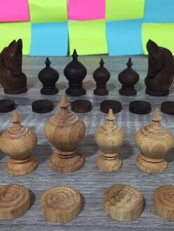 ตัวหมากรุกไทยไม้สักสีน้ำตาลดำและไม้ยางพาราขนาดมาตรฐาน