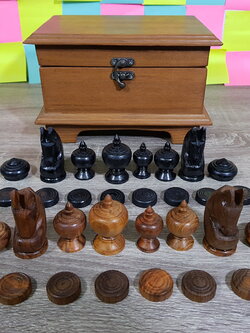 ตัวหมากรุกไทยพร้อมกล่องทรงเหลี่ยม