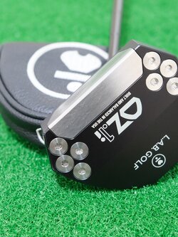 LAB GOLF BLACK OZ.1i 33" PUTTER LIE ANGLE: 69° - SHAFT: MATTE BLACK PREMIUM STEEL BLACK - GRIP : PRESS PISTOL 2 DEGREE BLACK RIGHT