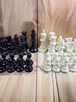 ตัวหมากรุกสากลตัวเรซิ่นมีน้ำหนักสำหรับใช้ในการแข่งขัน (มีควีนให้ฝั่งละ 2 ตัว)