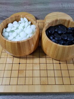 ชุดกระดานหมากล้อมกระดาน9เส้นและ13เส้น เม็ดหินนูนสองด้านอย่างดี พร้อมโถไม้Torreya