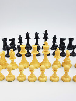 ตัวหมากรุกสากลเรซิ่นแบบไม่มีน้ำหนัก สีครีมและสีดำ(มีควีนแถมฝั่งละ1 ตัว)