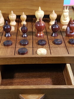 ชุดหมากรุกไทยชุดราเธยะพร้อมกระดานลิ้นชักไม้และกล้องไม้แบบมีช่อง