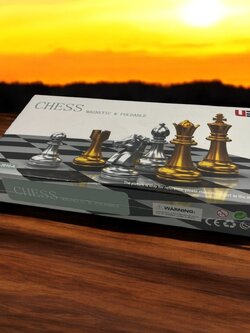 หมากรุกสากลแม่เหล็กตัวหมากสีทองและเงิน กระดานช่องสีดำและขาว แบรนด์UBกล่องใหม่