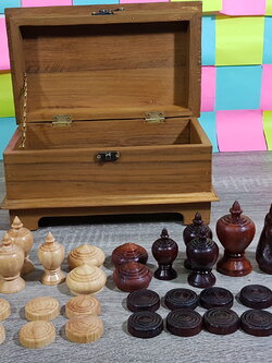 ตัวหมากรุกไทยชุดราเธยะพร้อมกล่องหีบทรงสี่เหลี่ยมไม้สัก