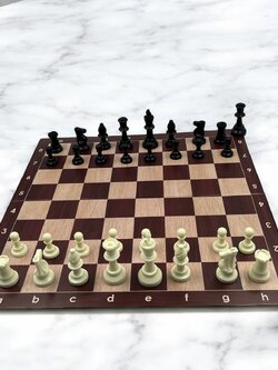 ตัวหมากรุกฝรั่งตัวเรซิ่นพร้อมกระดานPU เนื้อแข็งพับได้