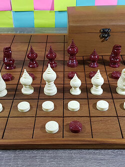 ชุดหมากรุกไทยตัวหมากปตท.(PTT)พร้อมกระดานไม้สักไม้แท้และกล่องทรงหีบ