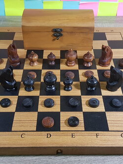 ชุดกระดานไม้ขนาดใหญ่มีตัวอักษรและตัวหมากรุกไทยไม้สักพร้อมกล่องเก็บ