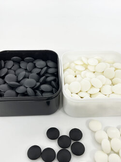 เม็ดหมากล้อมเมลามีนนูนสองด้านขนาด0.8cm.พร้อมโถหมากแบบพลาสติกทรงสี่เหลี่ยม