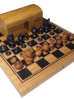 ชุดกระดานและตัวหมากรุกไทยไม้สักพร้อมกล่องเก็บ