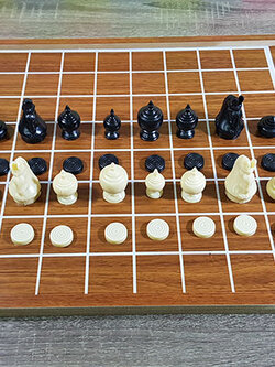 ชุดหมากรุกตัวพลาสติกพร้อมกระดานไม้อัดพาติเคิลพร้อมกล่องหีบไม้เก็บตัวหมาก