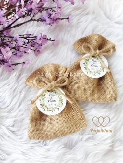 เมล็ดผักสวนครัวในซองผ้ากระสอบขนาดประมาณ 3x4.5 นิ้ว