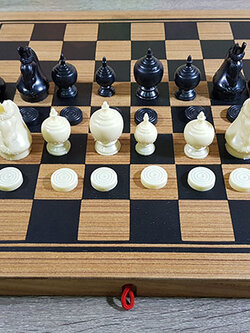 ชุดหมากรุกไทยตัวพลาสติกกระดานไม้พับช่องถมดำ