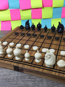 ชุดหมากรุกไทยพลาสติกสีดำและสีขาวพร้อมกระดานไม้