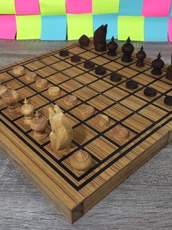 ชุดหมากรุกไทยพร้อมตัวหมากน้ำตาลดำและไม้ยางพารา