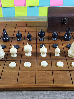 ชุดหมากรุกไทยพร้อมกระดานและตัวหมากพลาสติกและกล่องไม้