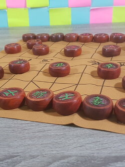 ชุดหมากรุกจีนตัวไม้จันแดงพร้อมกระดานผ้าหนังPVC