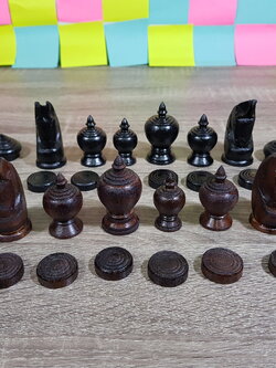 ตัวหมากรุกไทยไม้สักขนาดมาตรฐานสีดำและน้ำตาลคล้ำ