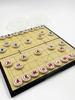 ชุดหมากรุกจีนแม่เหล็กพร้อมตัวเล่นพับได้ขนาดพกพาไซส์กลาง 28x28cm.