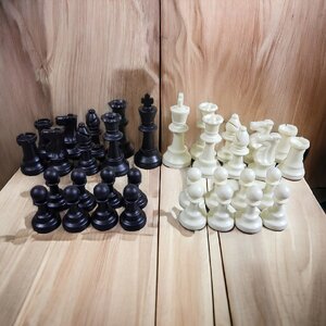 ตัวหมากรุกสากลตัวเรซิ่นมีน้ำหนักสำหรับใช้ในการแข่งขัน (มีควีนให้ฝั่งละ 2 ตัว)