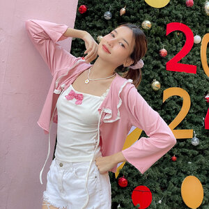 พร้อมส่ง 🎨🖍 Sweet dessert เซตเสื้อคลุมสีชมพูและเสื้อสายเดี่ยวสีขาวแต่งโบว์ (แยกชิ้น) (37768)