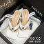 CHANEL งามสวม สวย หรู่ แตะหนีบ นุ่มใส่สบาย ไม่สูงมาก กำลังใส่สบาย ด้านหน้าปัก โลโก้แบรนด์ แมทส์ชุดง่าย น้ำหนักเบา
