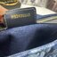 หนังแท้ Large Dior Caro Bag Blue Dior Flowers Cannage Denim กระเป๋าสะพายทรงกล่องเปิดหน้า งานหนังแท้และเดนิมแจ็กการ์ดอย่างดี แต่งอะไหล่CD ด้านหน้า มาพร้อมสายสะพายหนังสลับโซ่อะไหล่ทองหรูหรา สามารถปรับระดับได้ ถอดออกได้ ภายในโล่งกว้างจุของได้เยอะ ภาพสินค้าถ่
