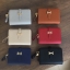 รุ่นขายดีที่สุดในสามโลก พร้อมส่งละค่า ! Classic short wallet bag กระเป๋าสตางค์สั้นสามพับ หนังแกะสังเคราห์ เนื้อดี้_ดี ค่า ดูแลรักษาง่าย ดีไซด์เก๋ที่ซิป แถมภายในมีช่องใส่บัตรหลายช่อง แบ่งเป็น 3 พับเลยคะ เห็นสั้นๆ แบบนี้แต่จุได้เยอะคะ พร้อมช่องซิปใส่เหรียญ 