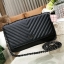 VICTORIA'S SECRET Quilted Chain Crossbody Sling Bag กระเป๋าสะพายรุ่นใหม่ล่าสุดจาก Victoria's Secret วัสดุหนังแกะสังเคราะห์ชึ้นลายริ้วหนังสวยอยู่ทรงไม่ย้วยดีไซน์สุดหรูคุณหนูไฮโซ เปิดปิดด้วยฝาปิดกระดุมแม่เหล็ก ภายในมีโลโก้และช่องใส่ของ ใส่กระเป๋าส