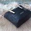 GUESS DELANEY CROSS BODY BAG กระเป๋าถือหรือสะพายรุ่นที่ฮิตและขายดีที่สุดจาก GUESS FACTORY คอลเลคชั่นใหม่วัสดุหนังเรียบปั้มลาย GUESS Signature รอบใบสวยหรูอยู่ทรง ขนาดกำลังดี น้ำหนักเบา ด้านหน้าประดับโลโก้พร้อมพวงกุญแจโลโก้แบรนด์ห้อยที่หูหิ้วถอดเเยกใช้ได้ เ