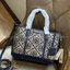 ของแท้ 💯% Tory burch perry monogram jacquard small triple compartment tote ครั้งแรกกับลายโมโนแกรม ที่ได้รับแรงบันดาลใจมาจากโลโก้สุดคลาสสิกในกระเป๋าทรงtote bag T Monogram