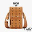 M.C.M CROSSBODY PHONE CASE IN VISETOS ได้ใจหนุ่มๆไปเลยใบนี้!! หลงรักตั้งแต่แรกเห็นมีอยู่จริง!! กระเป๋าสะพายข้าง สำหรับใส่ gadget คูลๆอย่างโทรศัพท์มือถือ ให้หนุ่มๆพกพาไปไหนๆได้สะดวก คล่องตัวกว่าเดิม วัสดุหนังแคนวาสคุณภาพดีสลับหนังแท้ ช่องใส่บัตรครบครัน มีช